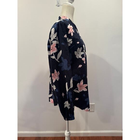 Free Assembly Navy Blue with Pink and White Flowers V-Neck Top - size Large - Picture 3 of 9